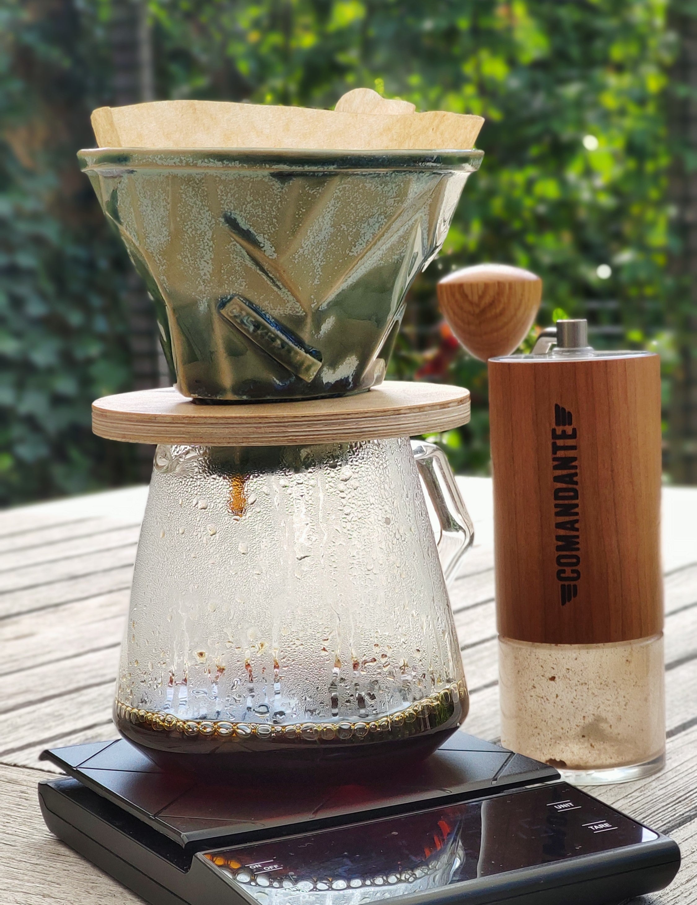 Filterkoffie met de Proef Koffiebonen X 015 Keramiek koffiedripper en Comandante C40 MK4 koffiemolen